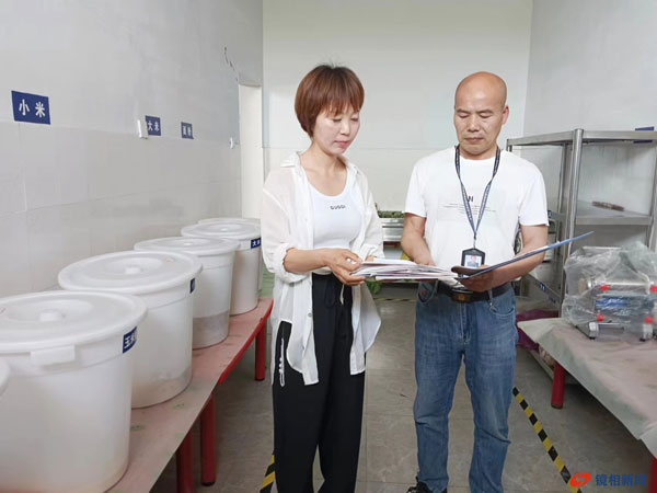 许昌市鄢陵县马栏镇市场监管所对辖区内所有学校食堂食品安全开展全方位“拉网式”检查(图1) 1.jpg