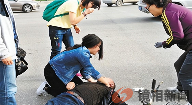 她跪地抢救晕倒老人,可老人还是去世,4天后,她发现家属全城拉横幅找她(图4) 微信图片_20231009093058.png