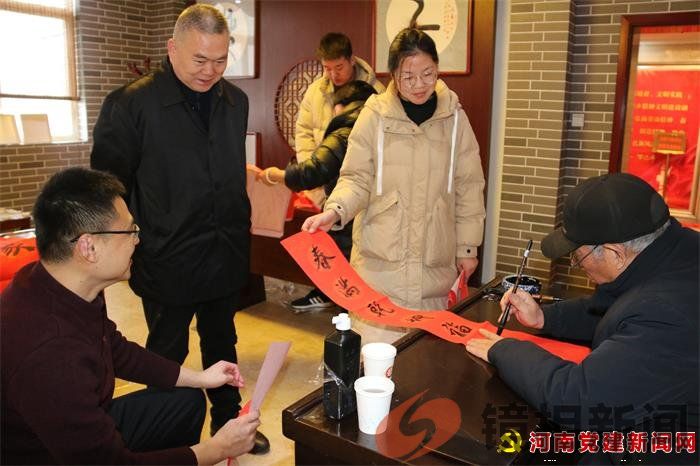 泼墨送瑞辞旧岁 挥毫传福迎新春(图2)