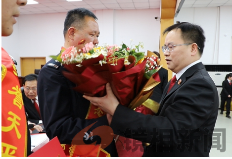 深耕不辍三十载 矢志不渝铸忠诚丨方城县法院举行“荣誉天平纪念章”颁发仪式(图4) 微信图片_20240326121514.png