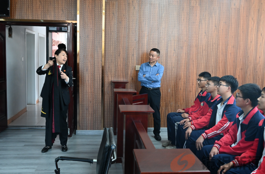 公众开放日|南召县法院:邀请学生进法院 “审案”学法零距离(图2) 2044ab83698d6ed20695d219b000602.png