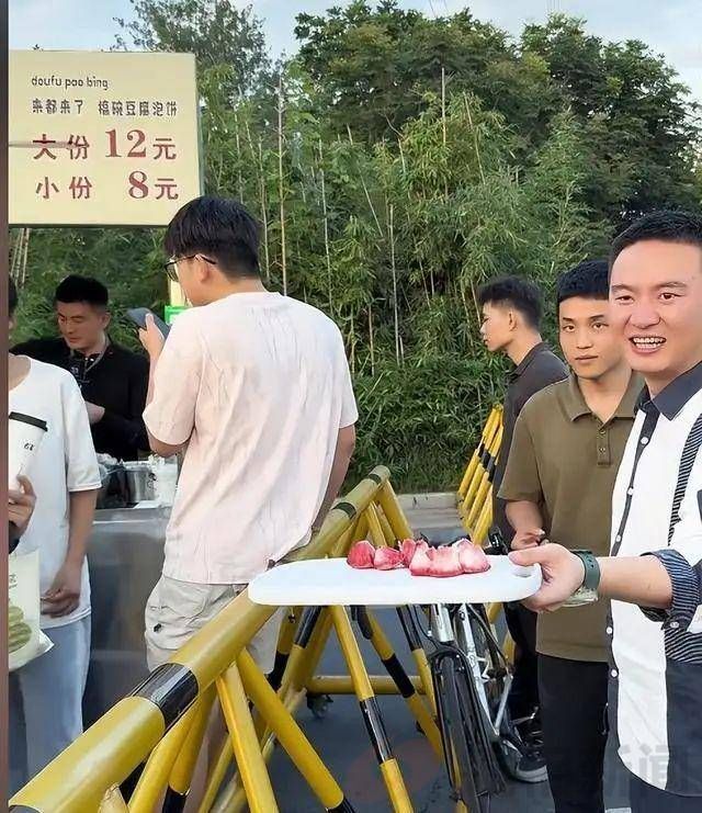 县长卖桃,赞誉;局长卖水,抨击!难不成是局长多话惹的祸?(图4)