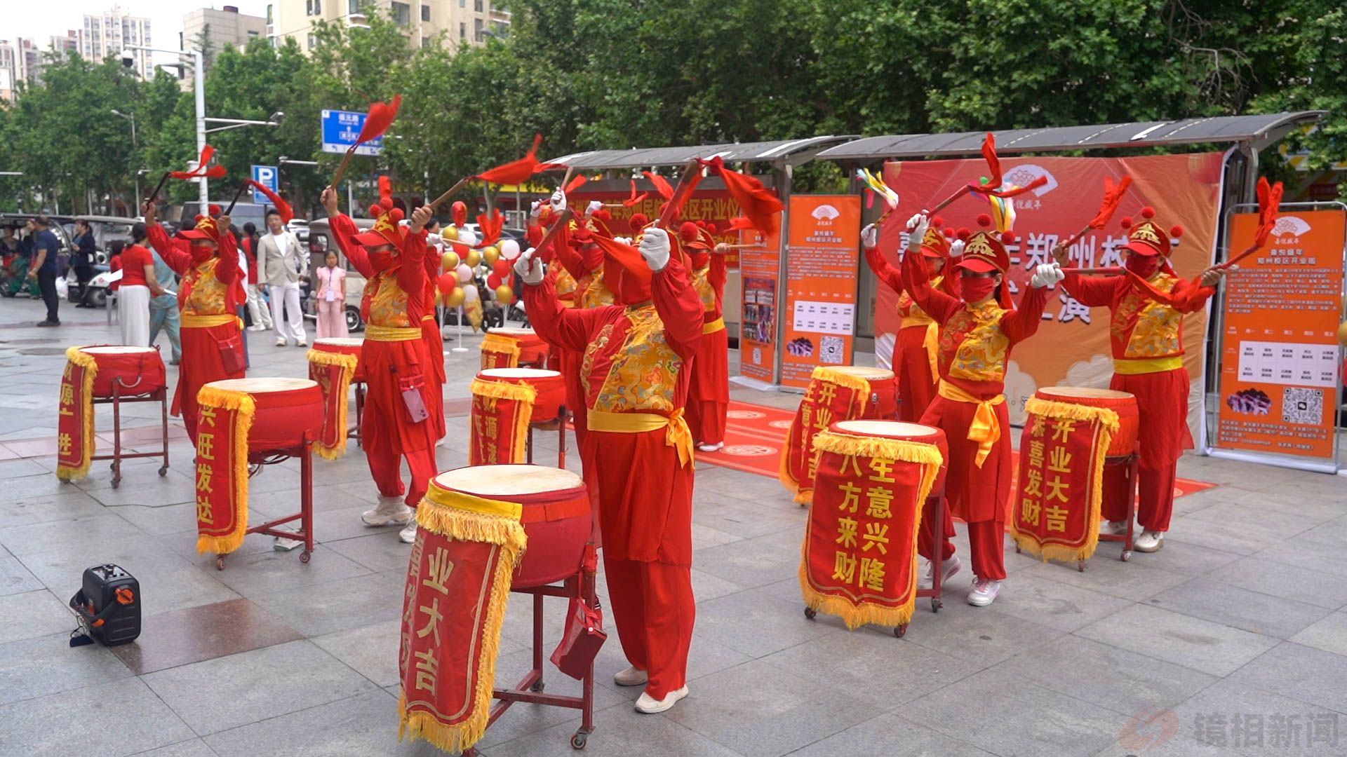 百场文艺进社区公益行正式启幕 银龄雅韵点亮金水区名门城市广场(图4) ce2180eb8f1b04ff93b4de4d624b1d0b.jpg