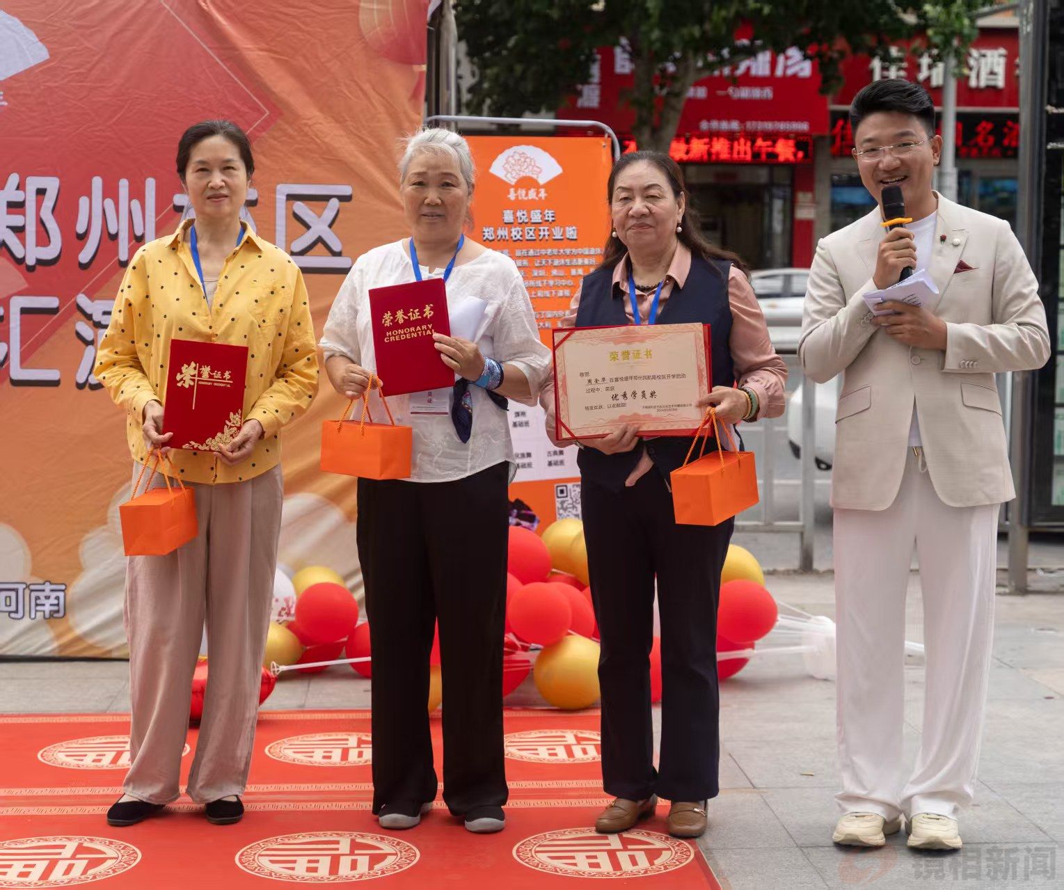 百场文艺进社区公益行正式启幕 银龄雅韵点亮金水区名门城市广场(图6) cdab4670fbb01b1c8a5b3dc725bd3607.jpg